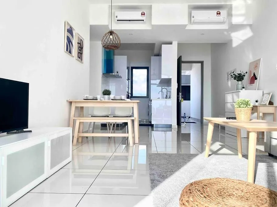 Beacon Executive Suites #Warmth #Skypool #Georgetown #5Pax #2Br 2Bath #2Queen 1Single #Quality Well Maintained #Private Host 0*, George Town
